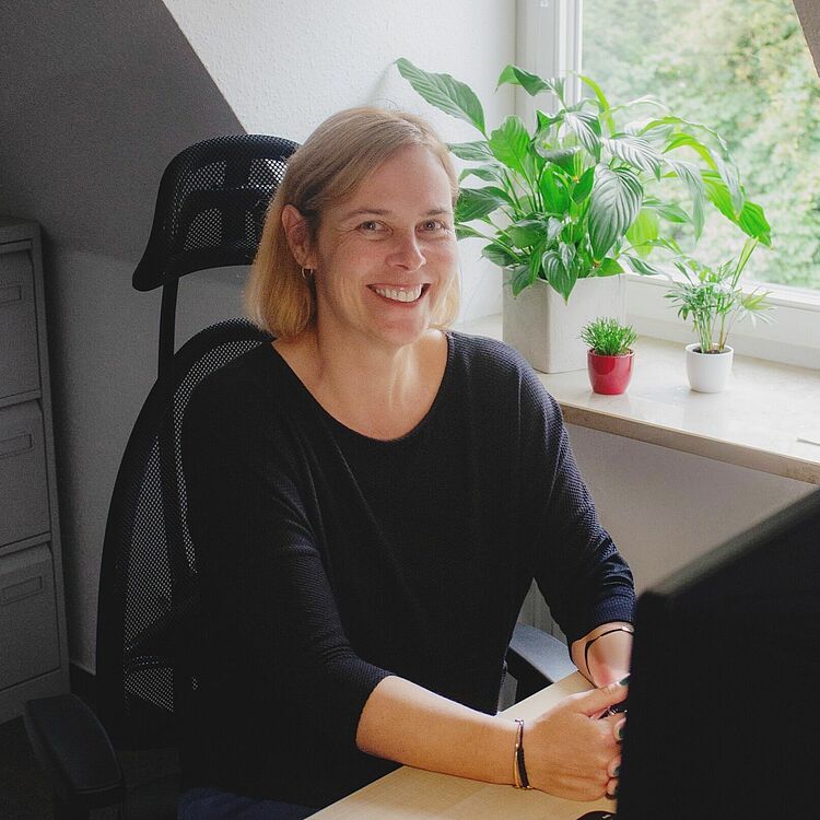 Ein Bild von Frau Metzler an ihrem Arbeitsplatz