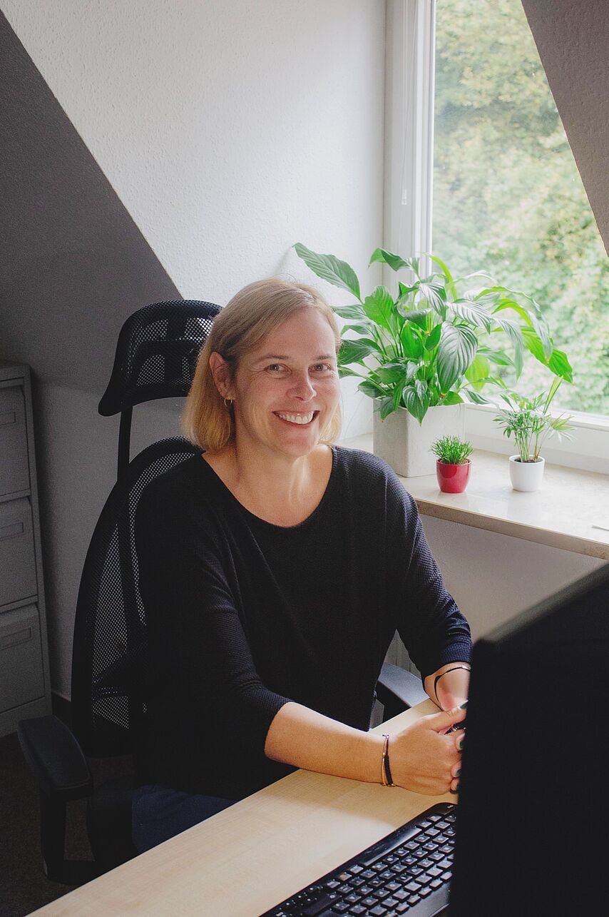 Ein Bild von Frau Metzler an ihrem Arbeitsplatz